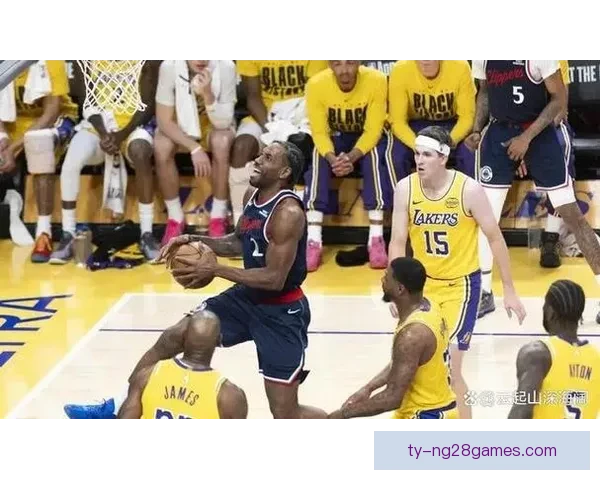 湖人险胜快船：2满4及4低迷